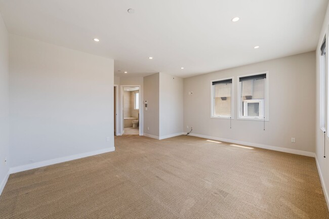 Photo - LUXURIOUS-CONTEMPORARY TOWNHOUSE W/ AMAZIN...