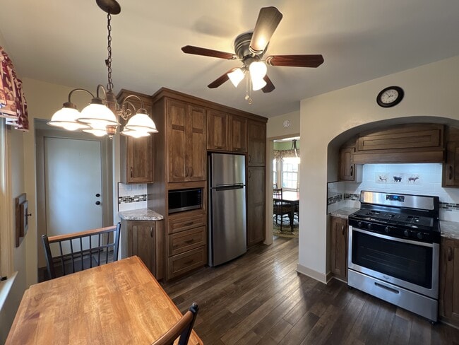 Photo - 1131 Colonial Dr E