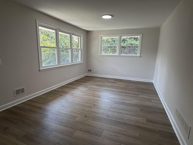 "Charming Columbia Home: Spacious 3-Bed, 2-Bath Retreat with Elegant Granite Countertops!"