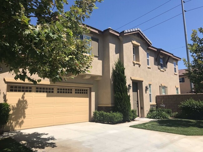 Beautiful Eastvale Newer Home - Beautiful Eastvale Newer Home