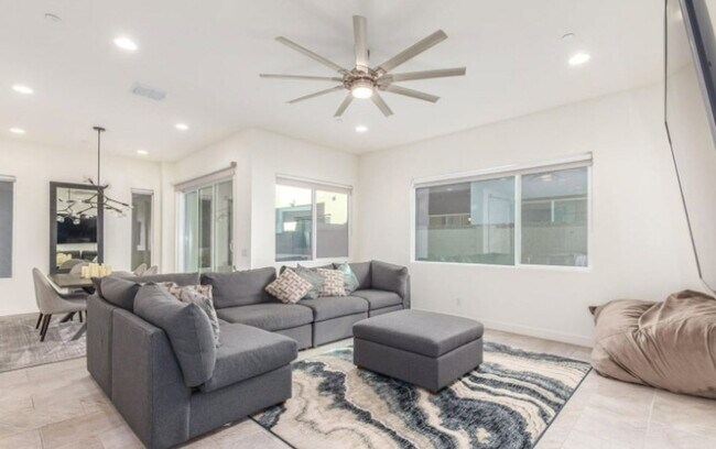 6810 E Lyra Dr