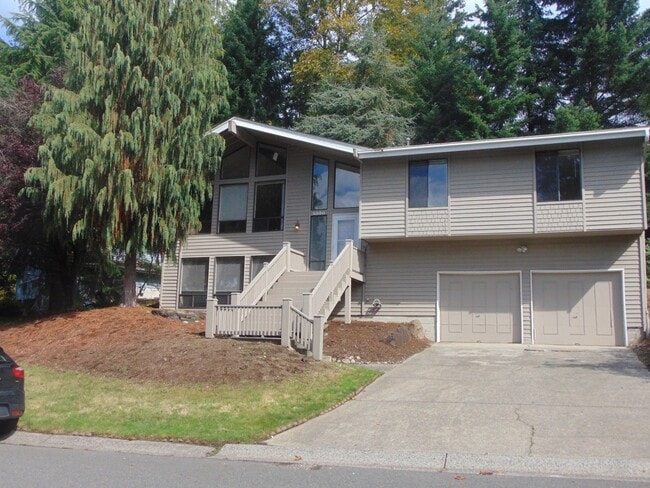 Building Photo - Great 4BR 2.5BA Split Entry Home in Quiet Forest Park Neighborhood
