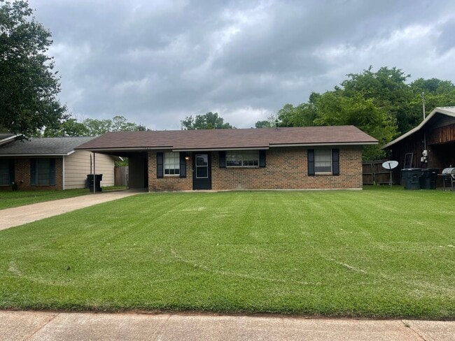 Building Photo - Don't Miss Out On This Swan Lake Beauty!
