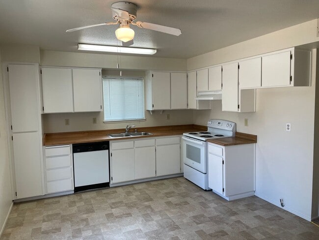 Photo - 3 Bedroom 2 Bath available this Summer!