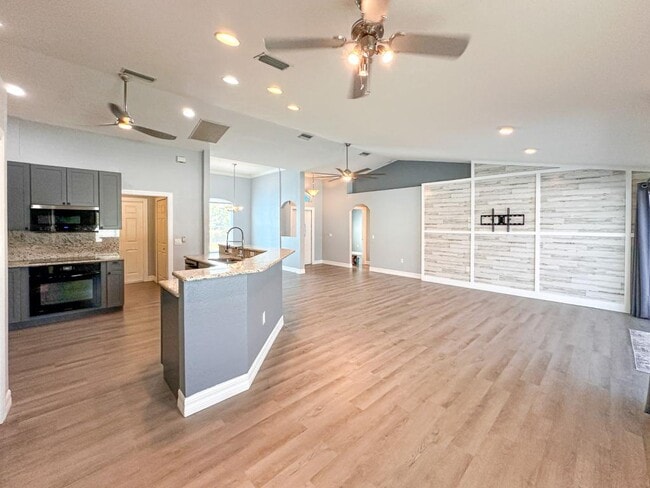 Photo - 13280 Foresman Blvd