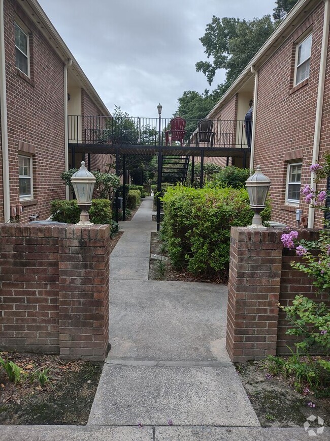 Building Photo - Lovely Two Bedroom/Two Bath Condo - THREE ...