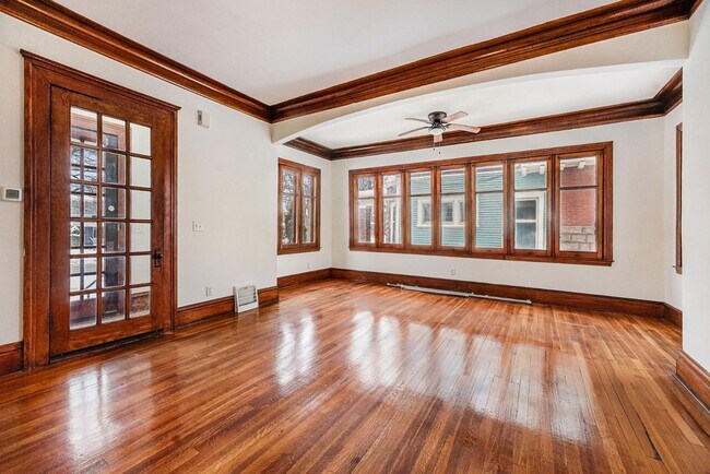 Photo - 572 Madison Ave SE