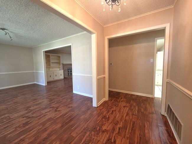 Photo - 1404 Woodbridge Dr