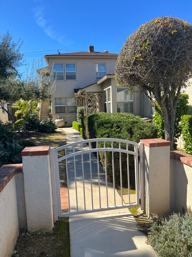 Photo - 4707 Clark Ave Unidad 4707.5