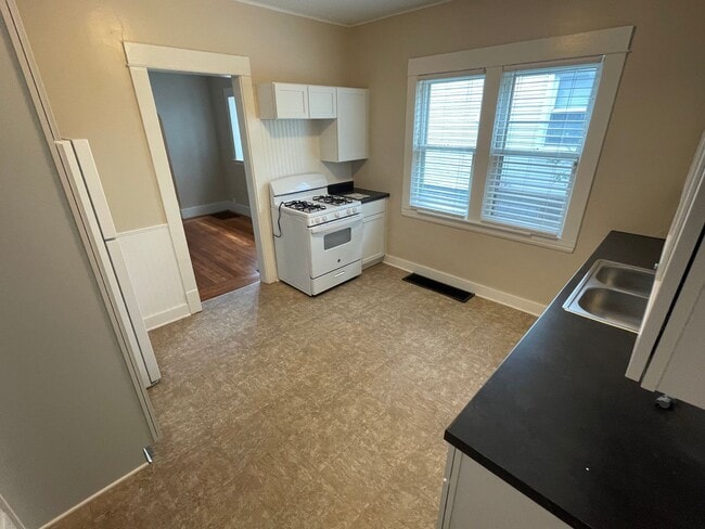 Building Photo - 1041 Davis Ave NW Unit 1