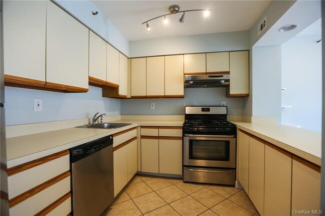 Photo - 14 Nosband Ave Unit 2E