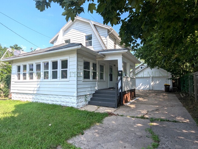 Building Photo - 1309 Yonge St Rental