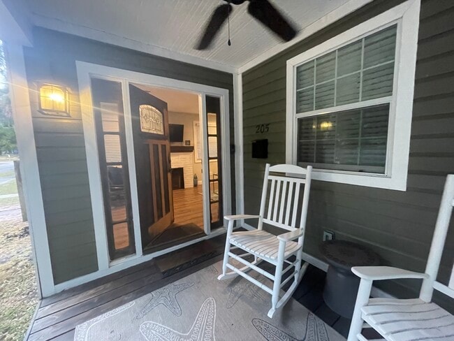 Building Photo - 205 W 26th Ave