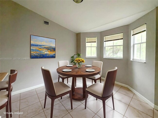 Building Photo - 1543 SE 25th St Unit 204