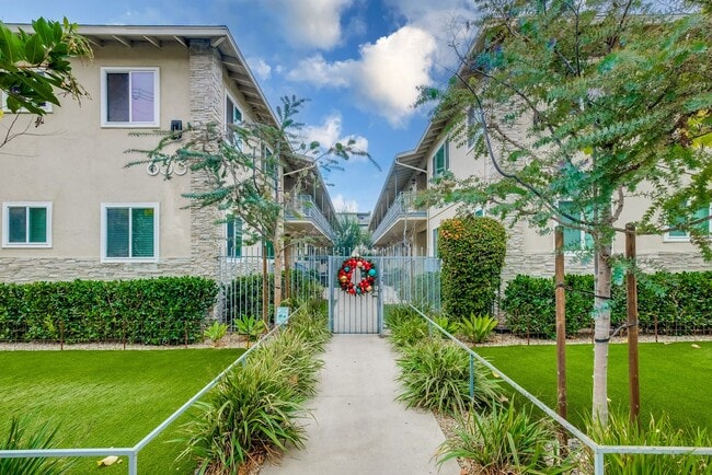 Building Photo - 633 W Hyde Park Blvd Unit 06