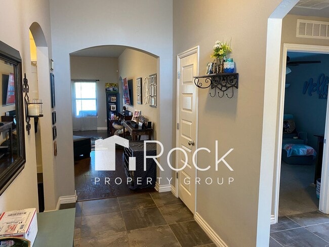 Photo - Beautiful 3 Bedroom Home with a Study in M...