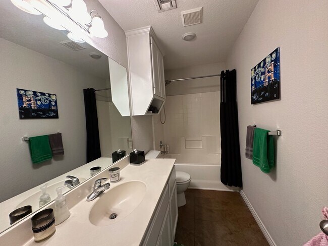 Photo - Spacious 4/4 House with Yard in the Baylor...