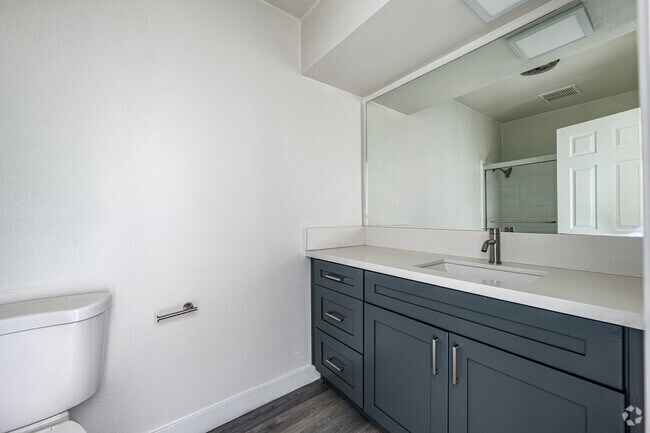 2BR, 2BA - 1030SF - Second Bathroom