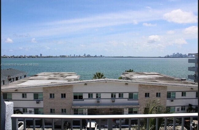 Building Photo - 1801 S Treasure Dr Unit 522 Rental