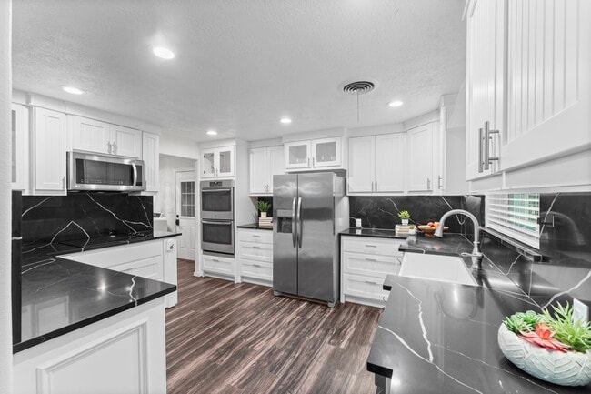 Photo - 910 Imperial Ln