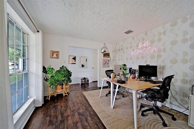 Photo - 323 Gentilly Dr