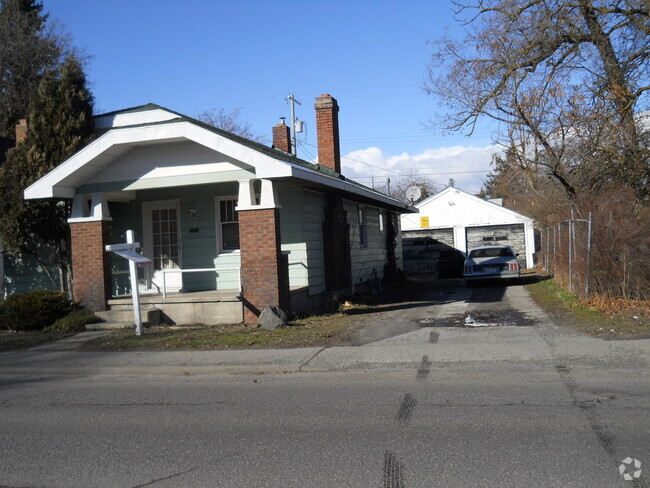 Building Photo - Northtown area 3 bed with 2 car garage Rental