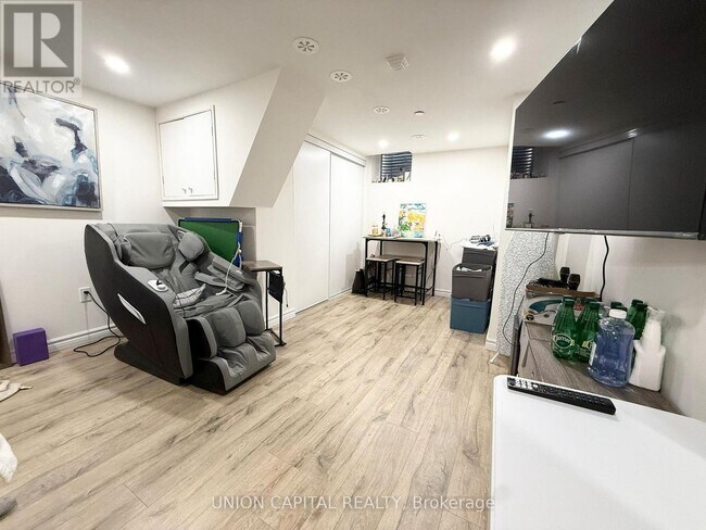 Photo - 3079 Pharmacy Ave