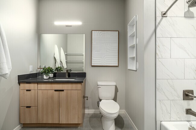 1BR, 1BA - 818SF - Bathroom
