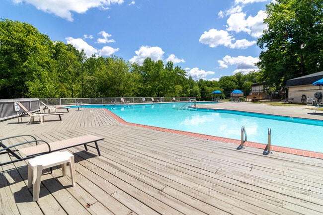 Cloverleaf Lake Townhouse Apartments