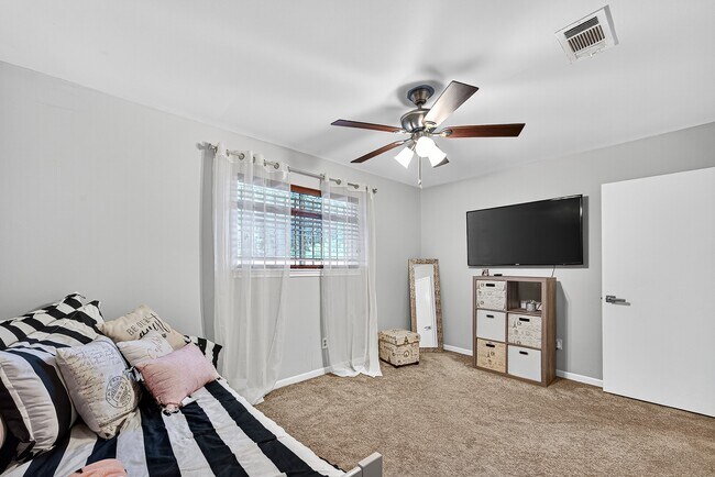 Photo - 9402 Meadowcroft Dr