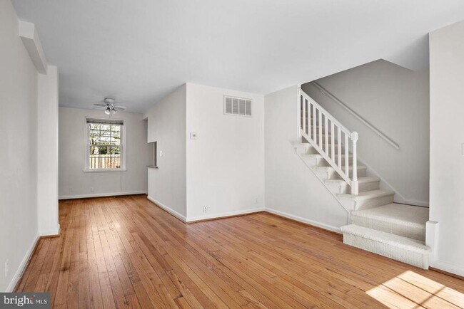 Photo - 3305 S Wakefield St