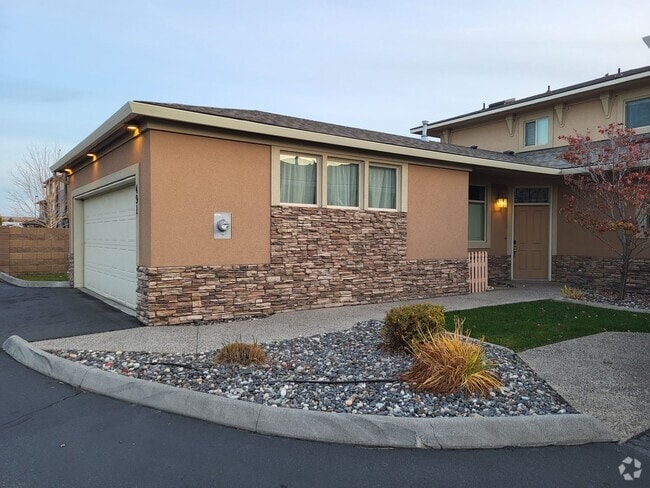 Building Photo - Stunning Condo Overlooking Golf Course and...