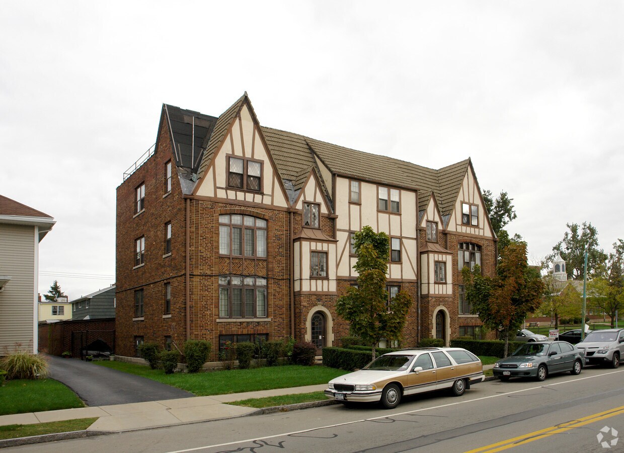 Photo - 856-858 Amherst St Apartments
