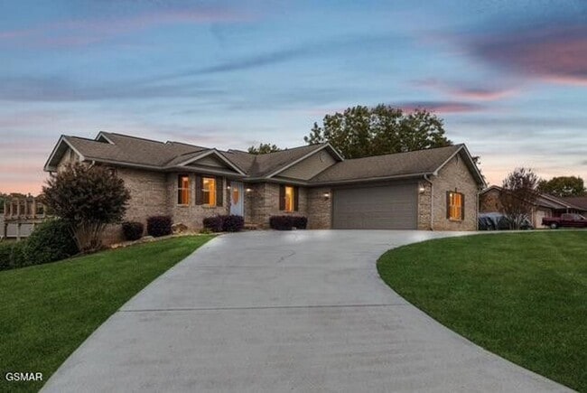 Building Photo - Spacious & Grand Living!!!