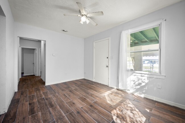 Photo - 1602 Wambolt St