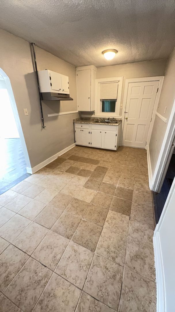 Photo - Charming 1 bedroom 1 bathroom Duplex - 1/2...