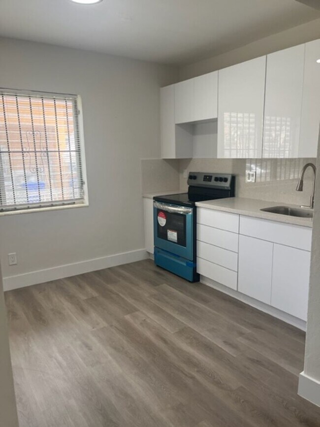 Photo - 600 SW 9 AVE