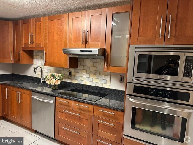Building Photo - 307 Yoakum Pkwy Rental
