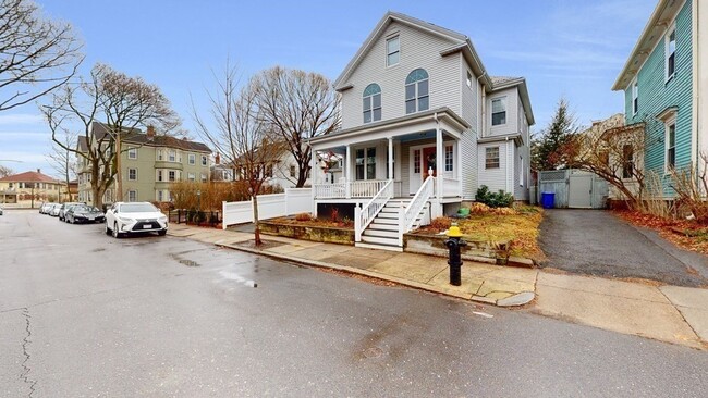 Building Photo - 14 Holbrook St Unit 1