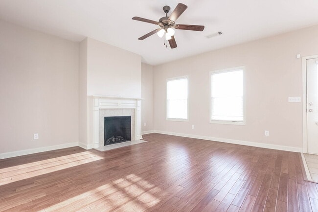 Photo - 537 Pringle Dr NE