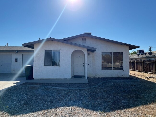 Building Photo - 727 Unit B Rental
