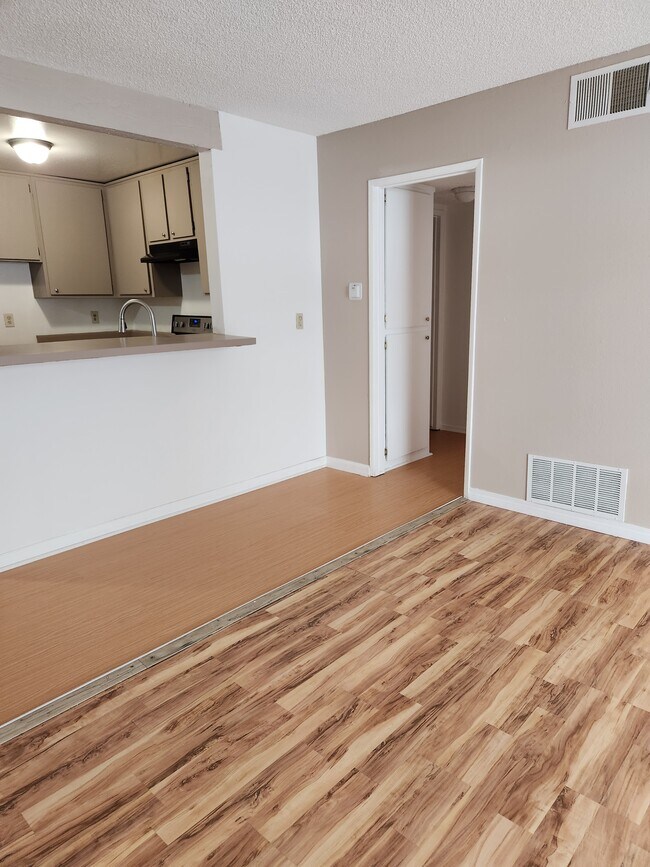 Family Rm & Kitchen - 1300 Saratoga Ave Unidad 704