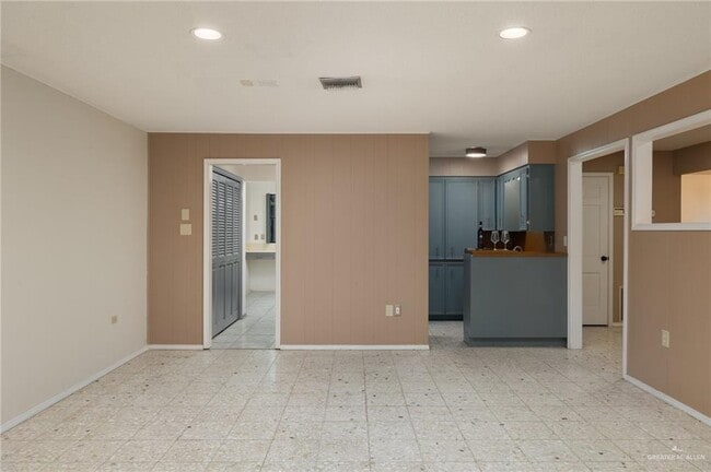 Photo - 18 Vermont Ave E