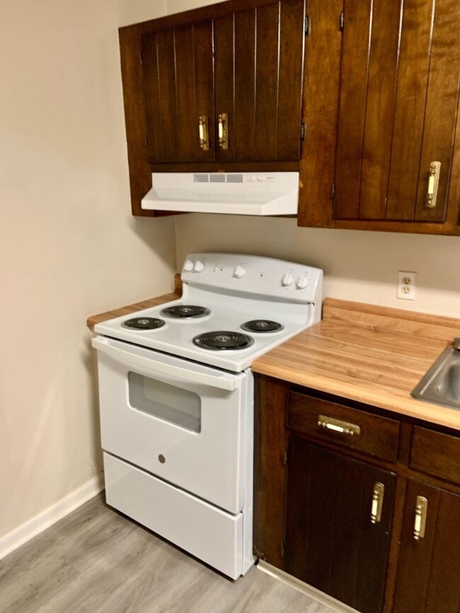 Photo - 2 Bedroom Duplex with Yard