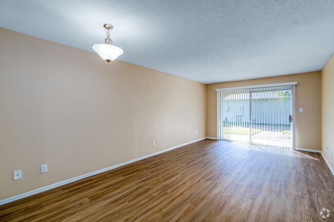 2BR, 1BA - 914SF - Living Room