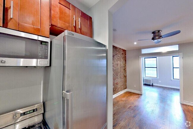 Building Photo - 382 E 10th St Rental