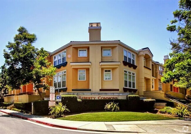 Building Photo - Spacious 3-bedroom townhome in the Liberty...