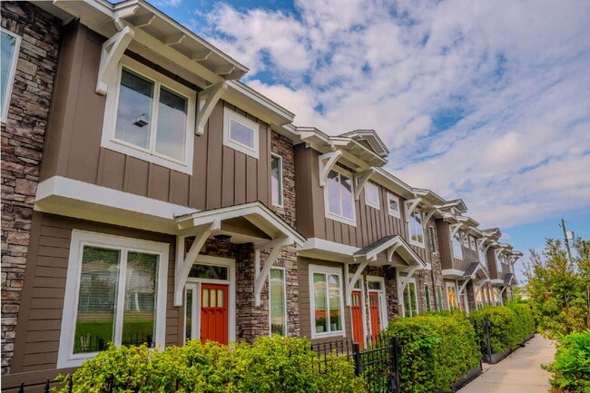 Photo - 3 bed/3 bath luxury townhouse walking distance to FSU campus. Available Fall 2026!