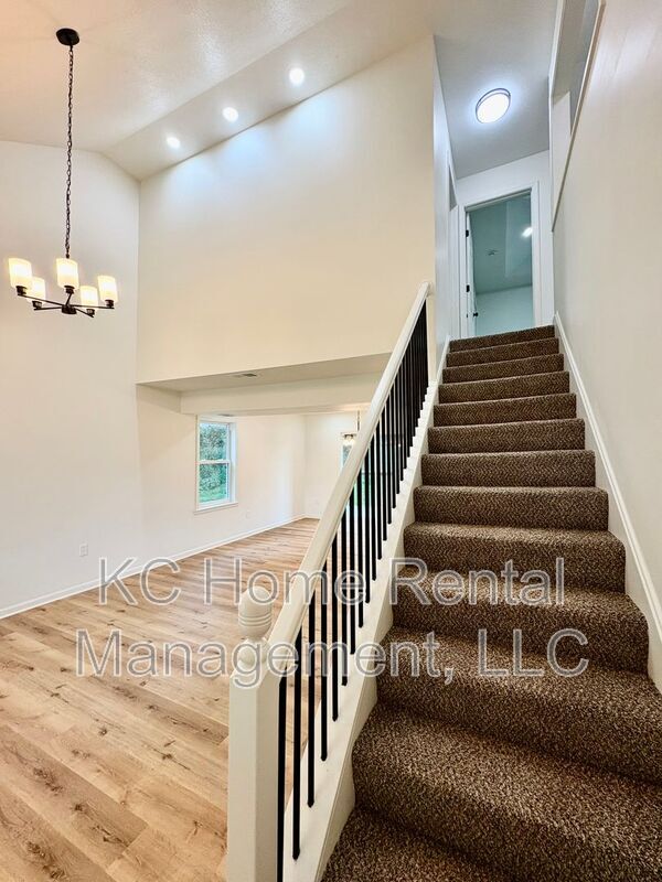 Photo - 307 E Main St