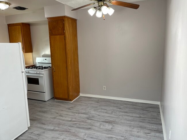 Dining Room - 2328 N Beachwood Dr Unit Apt 5